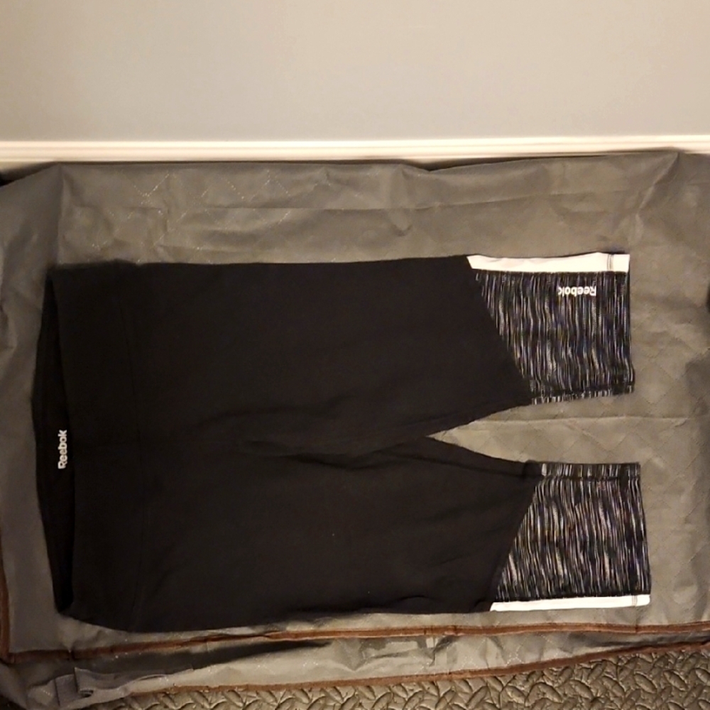 (3 ITEMS FOR $10)Reebok Black Capri Leggings with Pattern Size XL